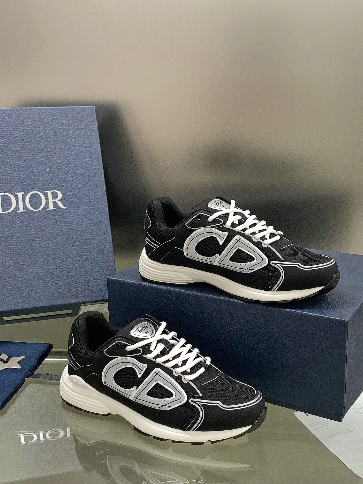 👟👟Ex-factory price 660👟👟 Newly upgraded Dior B30 series dad sneakers. New B30 sneakers. Dad Shoes style shoes that follow the trend of the retro market. The Dior logo on the tongue also indicates that this pair of shoes is the B30 model! B30 uses fine-textured leather and mesh cloth materials to form a shoe body. There are conspicuous letters CD on both sides of the shoe body to indicate identity. Many lines on the shoe body outline details to make the shoes look less monotonous and full of retro flavor. The delivery counter is exquisitely packaged🛍📦 ▪️Fabric: Original customized technical fabric + mesh ▪️Inner lining: Customized breathable lining ▪️Outsole: IP+TPU outsole ▪️Sole thickness: 3.5CM ▪️Size: Women’s size 35-40 / Men’s size 39-45